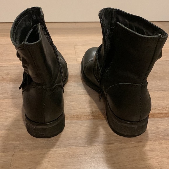 𝅺Shoestock ankle black leather boot with buckle and zipper  size 6 gently used. - Picture 13 of 15